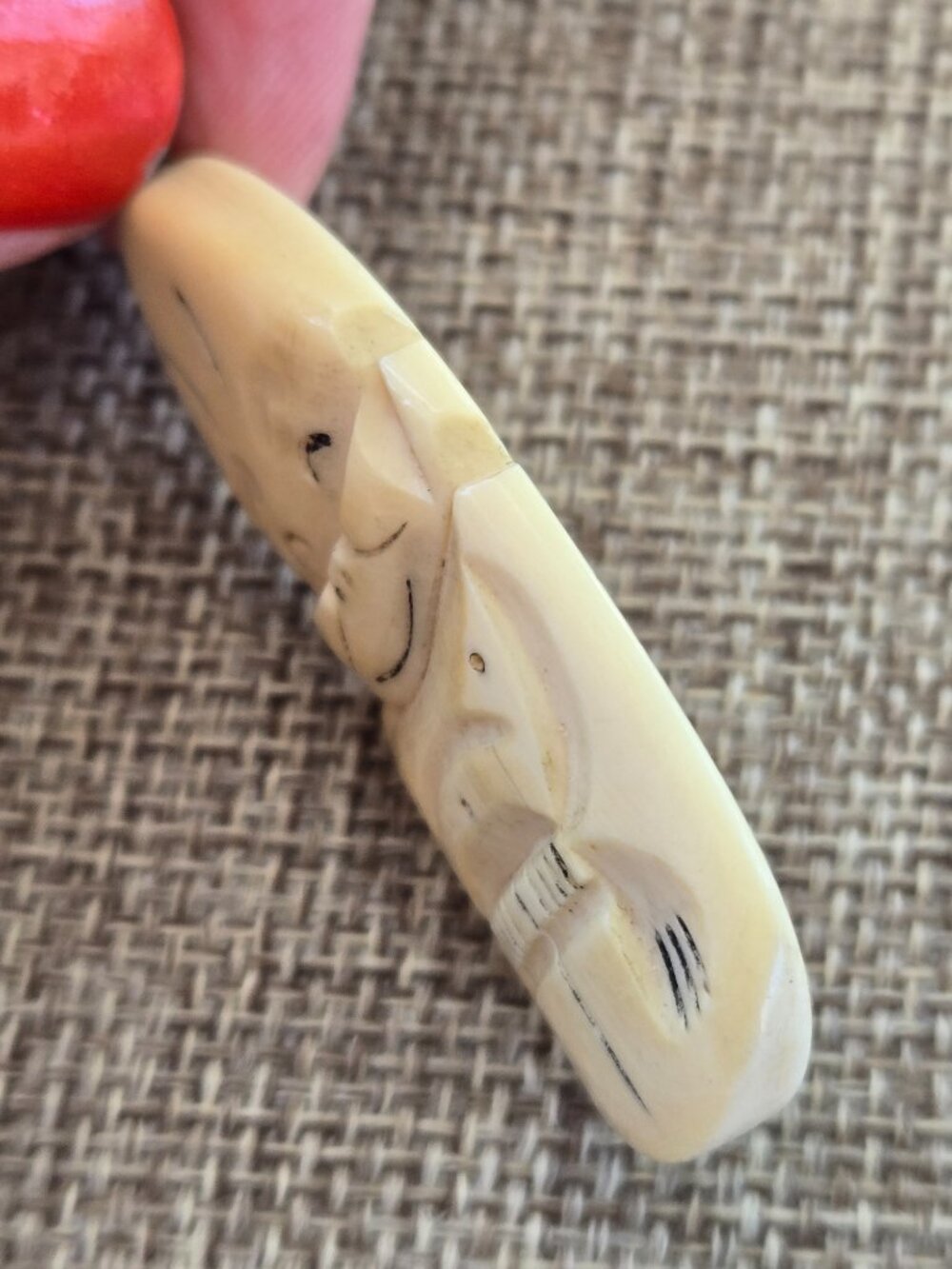 Vintage Scrimshaw Alaskan Inuit Billiken pendant on chain - Picture 7 of 10